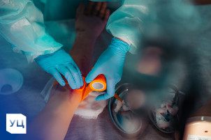 Слушатель УЦ-ПРО учится выполнять перевязку новыми материалами