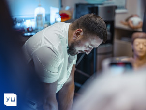 Слушатель УЦ-ПРО отрабатывает приёмы сердечно-лёгочной реанимации